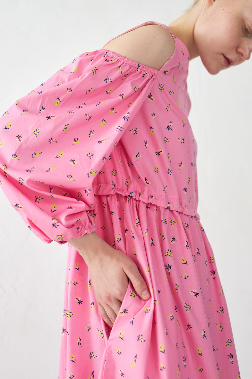 Платье с открытыми плечами с кулиской из розового хлопка