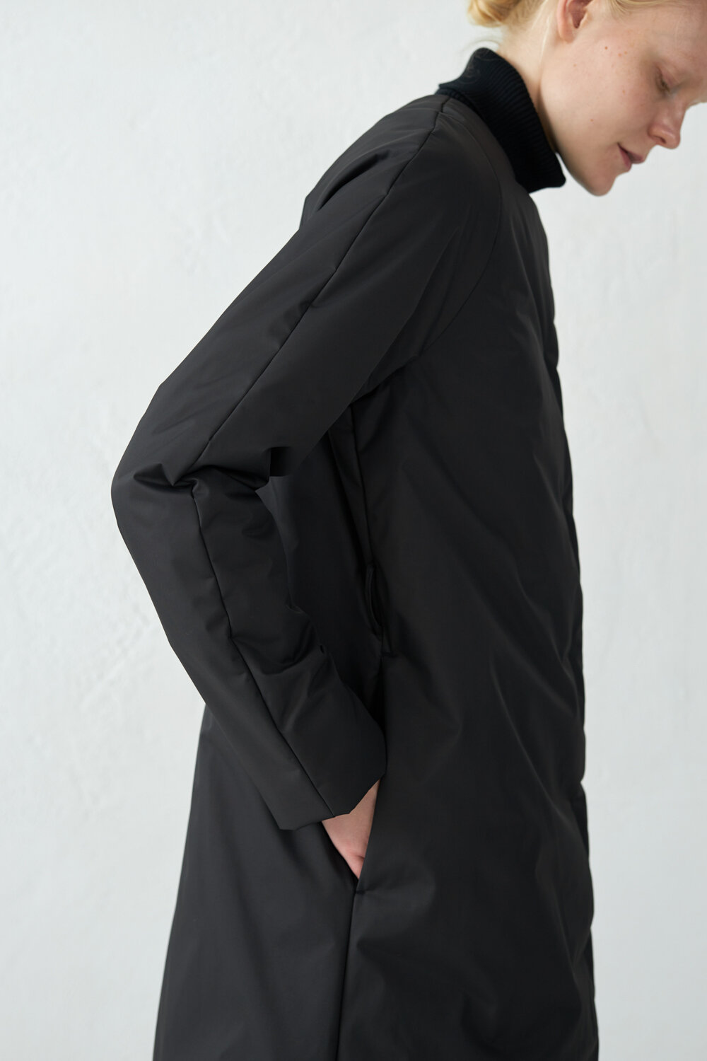Утепленное пальто из мембраны черного цвета с жилетом