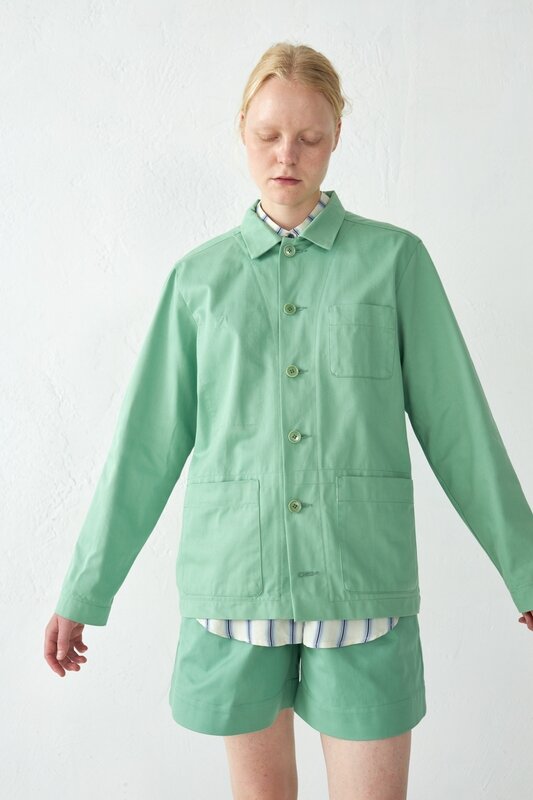 Верхняя мужская рубашка с карманами яблочного цвета
