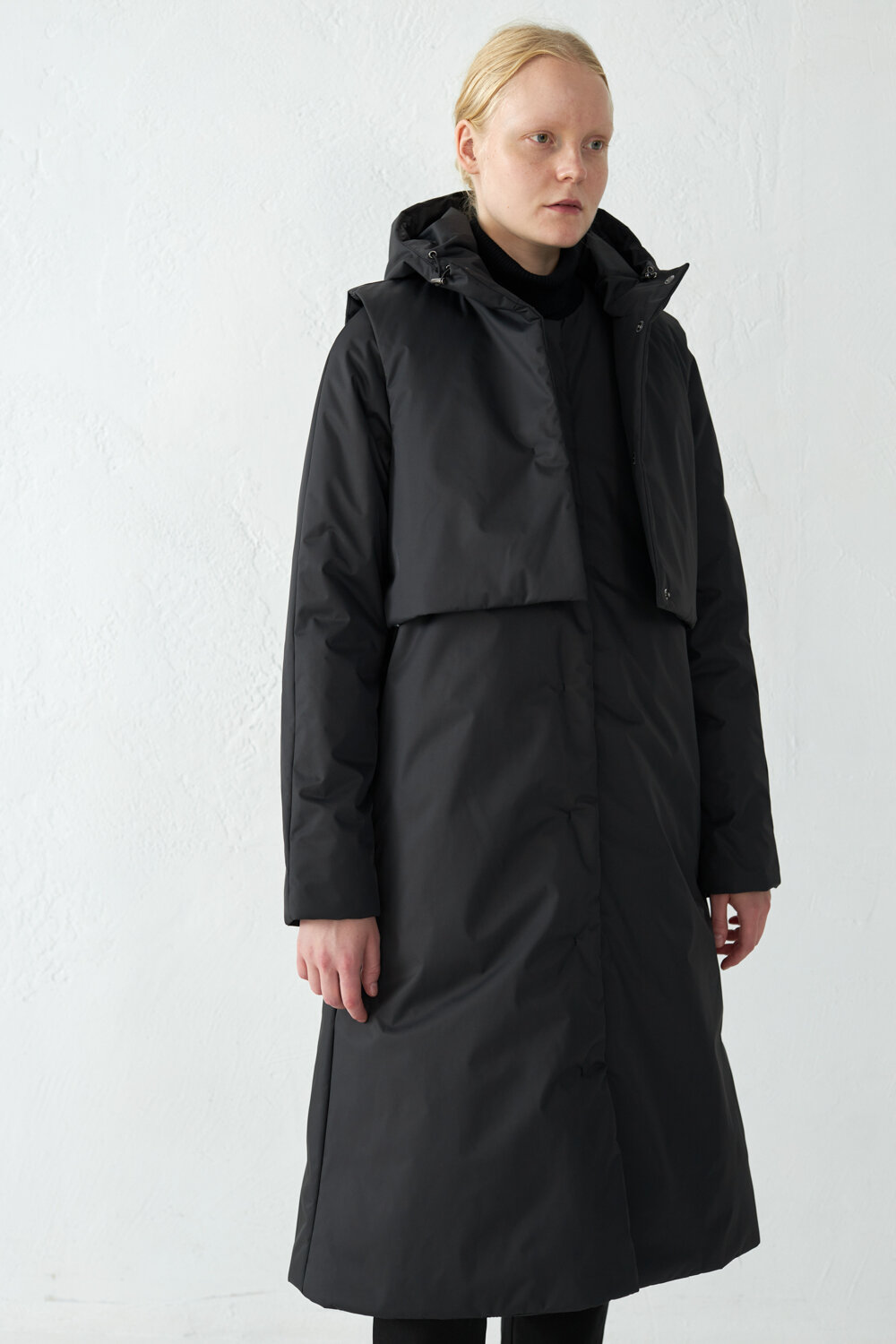 Утепленное пальто из мембраны черного цвета с жилетом