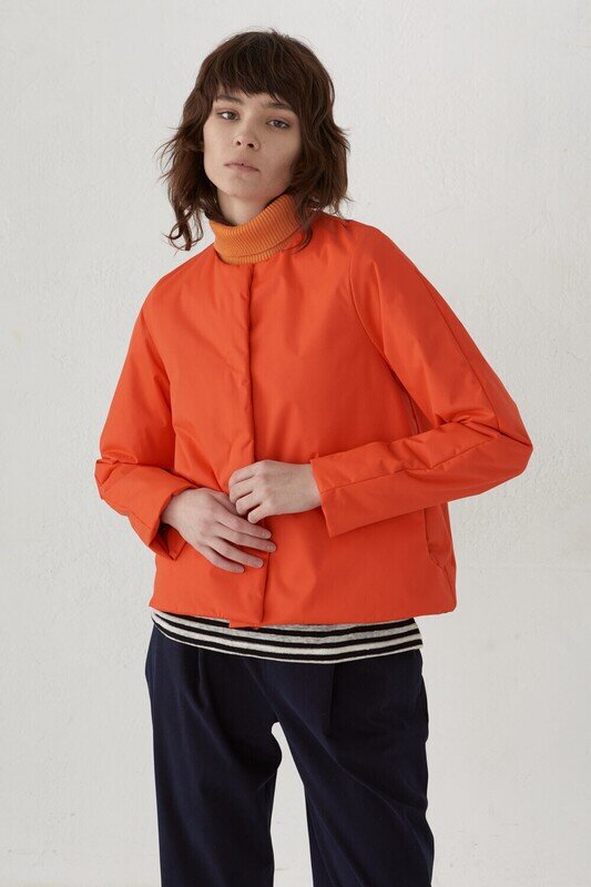 Короткая куртка оранжевого цвета