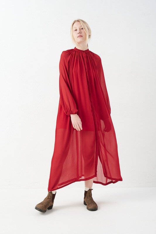 Платье со сборкой красного цвета