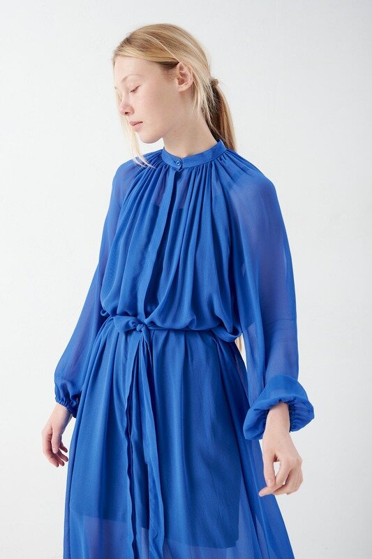 Платье со сборкой синего цвета