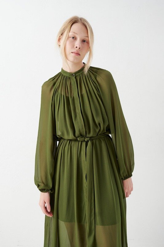 Платье со сборкой зеленого цвета