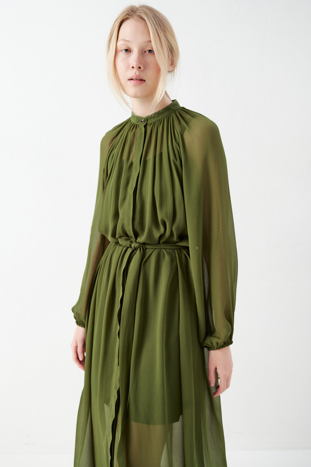 Платье со сборкой зеленого цвета