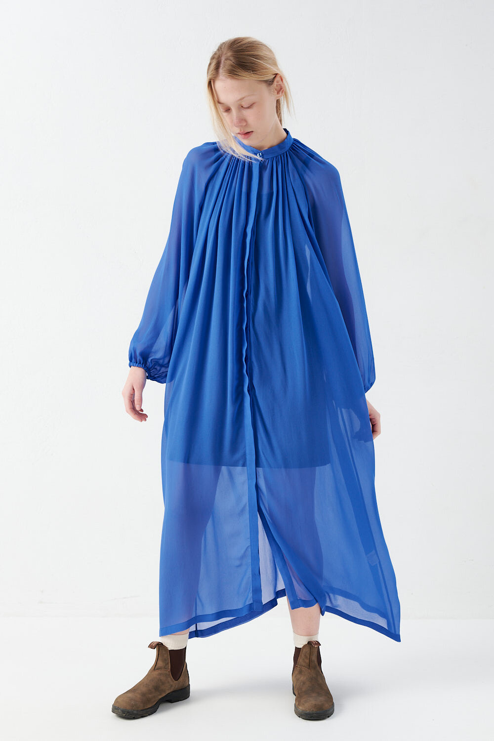 Платье со сборкой синего цвета