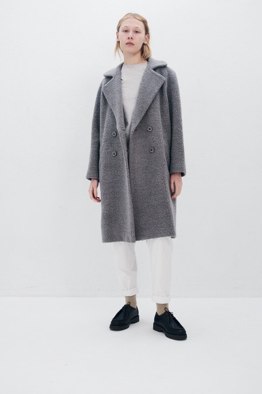 Двубортное пальто серого цвета из шерсти