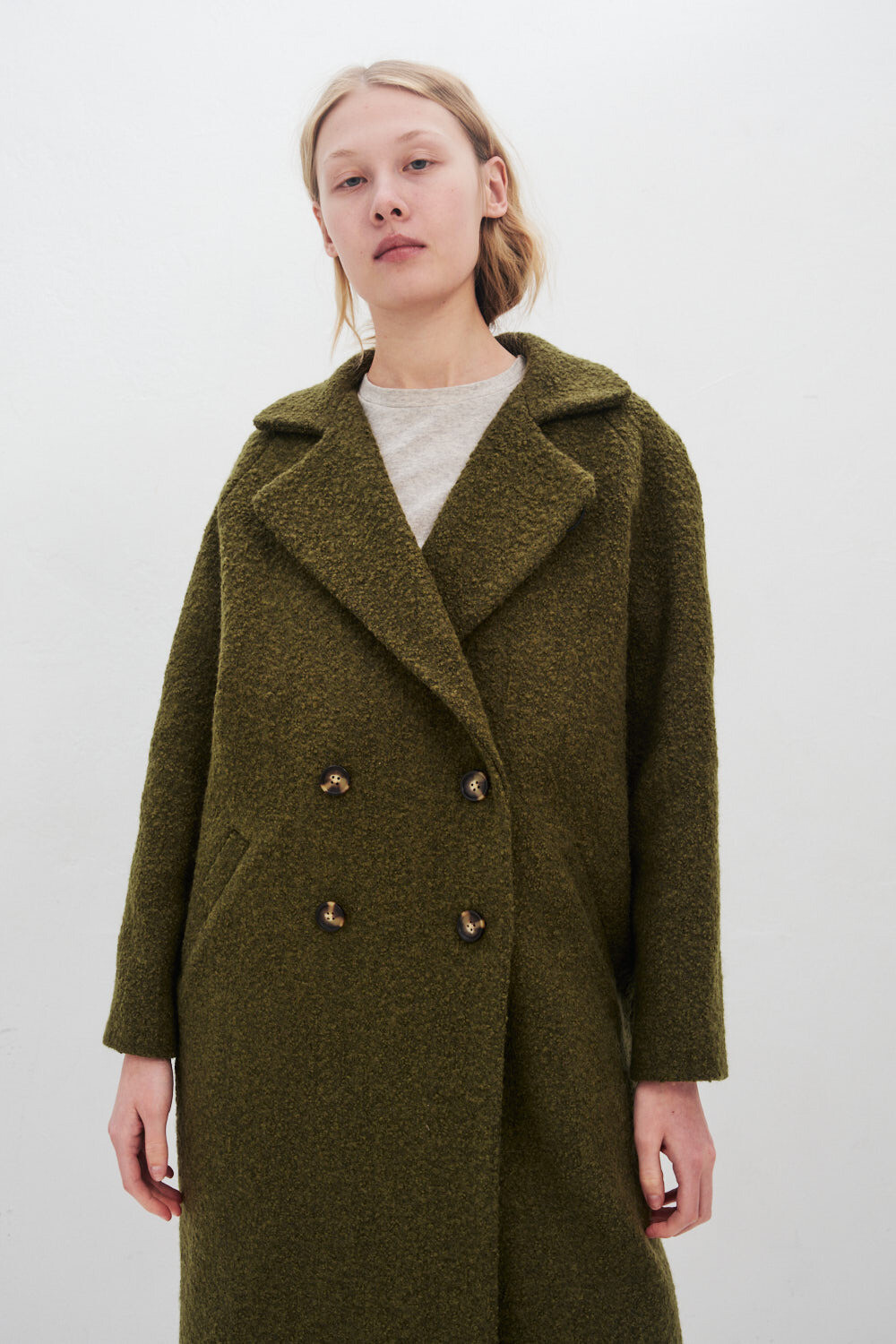 Двубортное пальто зеленого цвета