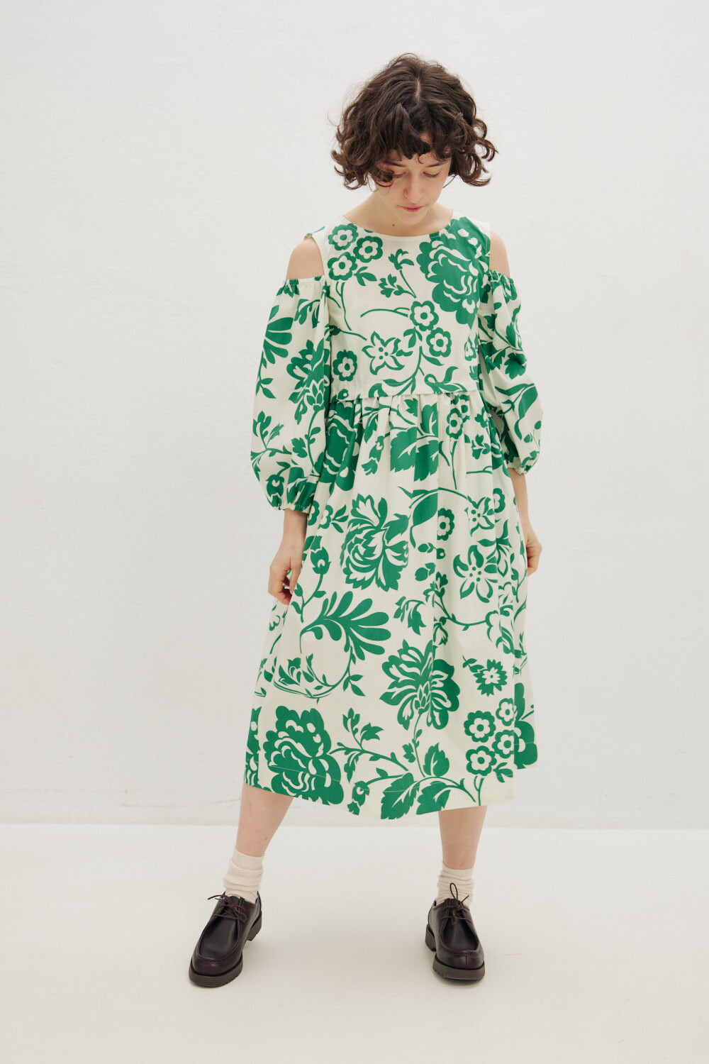 Платье с кулиской с открытыми плечами белое с зелёными цветами