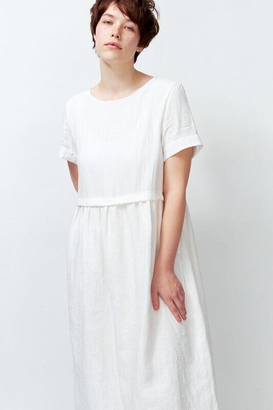 Платье с кулиской с коротким рукавом из белого льна