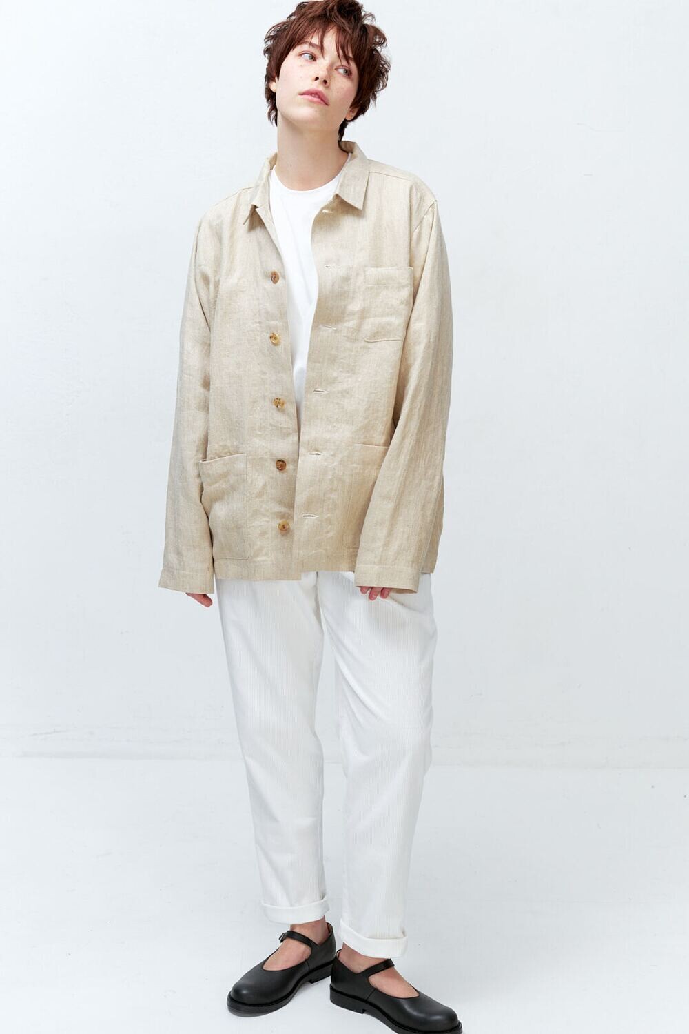 Верхняя мужская рубашка с карманами из серо-бежевого льна