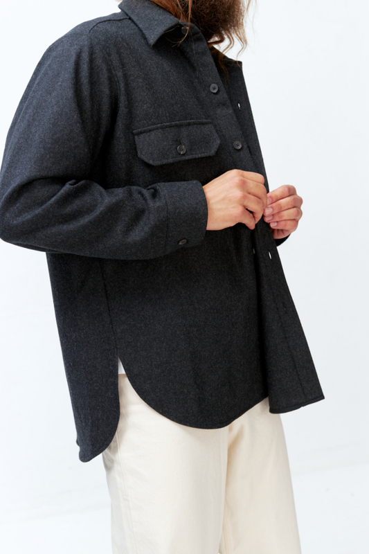 Объемная мужская рубашка серого цвета