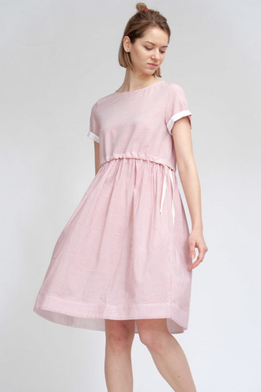 Платье с кулиской в бело-розовую полоску до колена