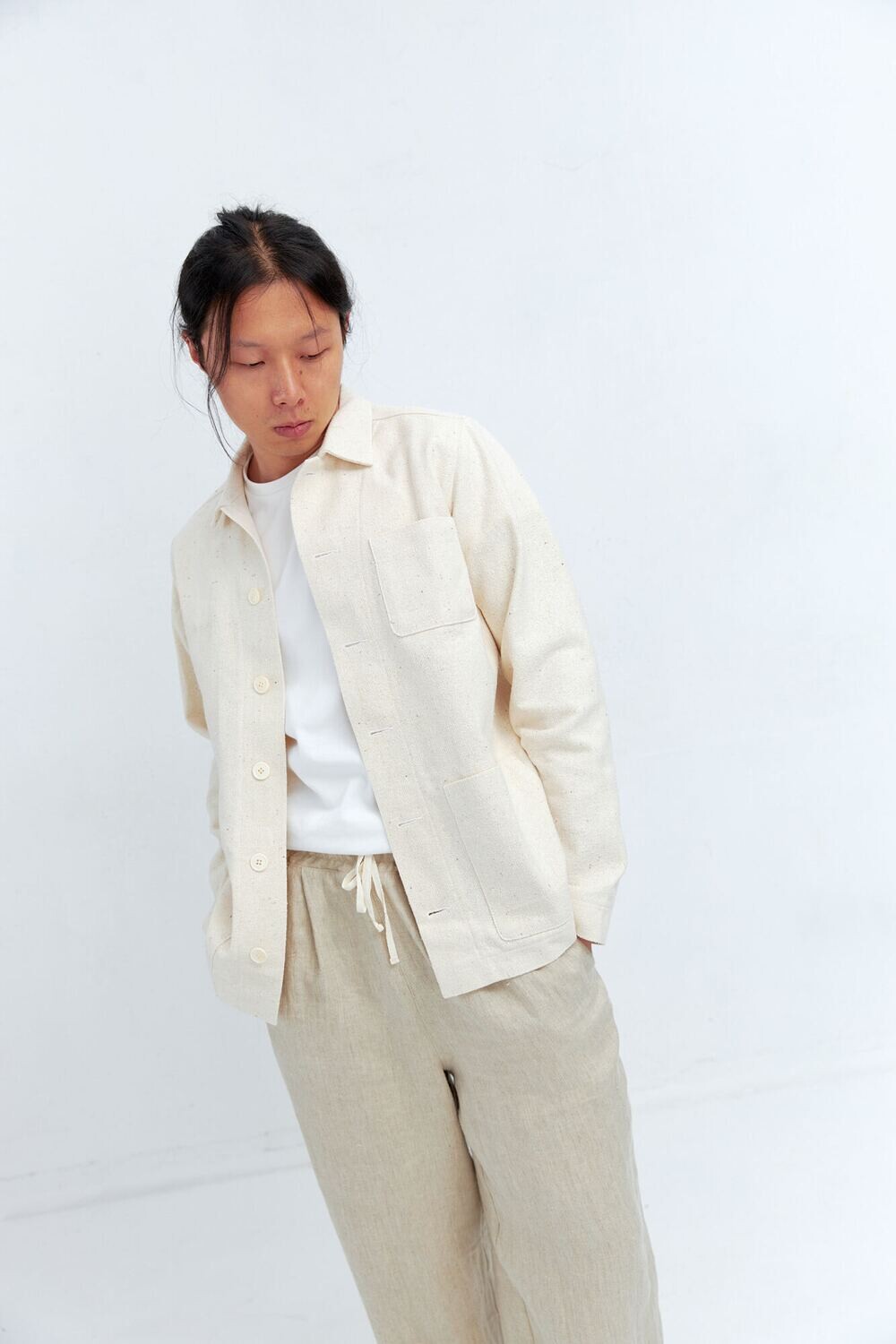 Верхняя мужская рубашка с карманами молочного цвета