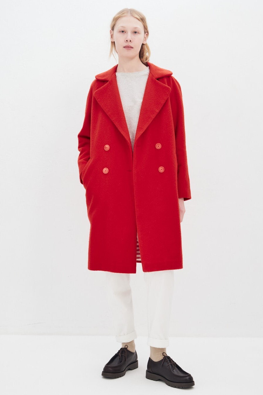 Двубортное пальто красного цвета