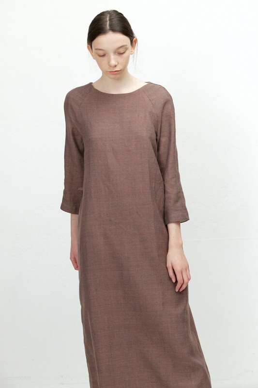 Серо-коричневое платье макси из льна