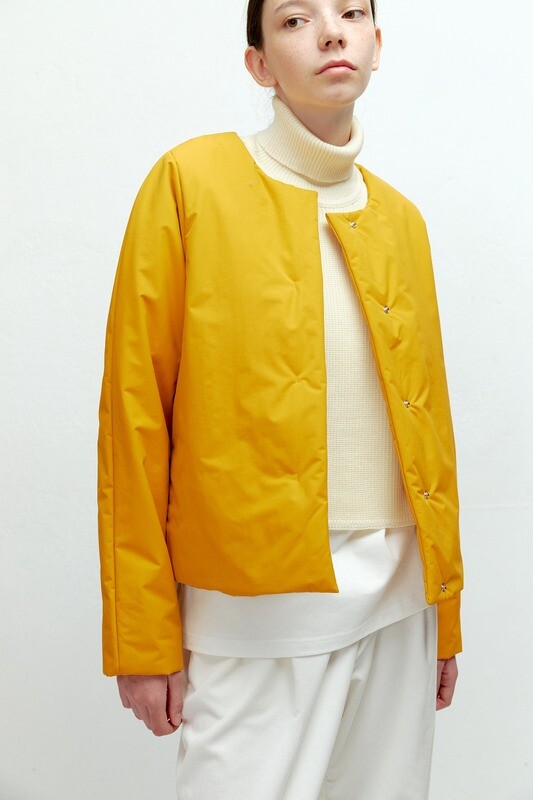 Короткая куртка желтого цвета