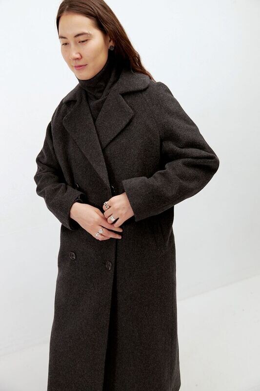 Длинное двубортное пальто темно-серого цвета