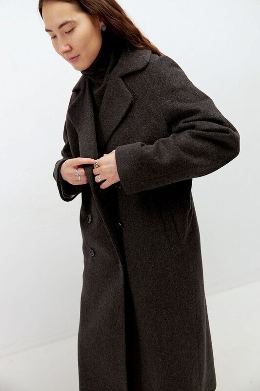 Длинное двубортное пальто темно-серого цвета