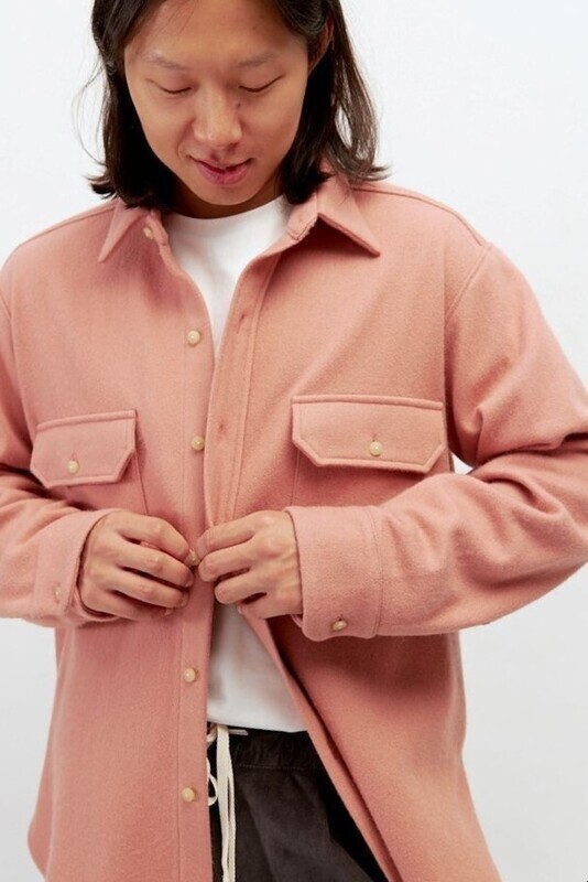 Объемная мужская рубашка розового цвета