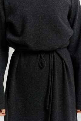 Платье из трикотажа со стойкой темно-серого цвета
