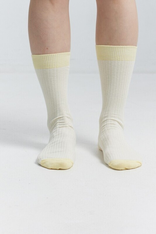 Носки из хлопка молочно-желтого цвета
