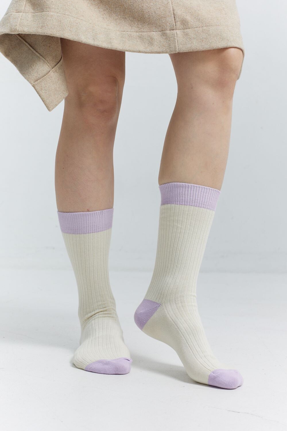 Носки из хлопка молочно-фиолетового цвета