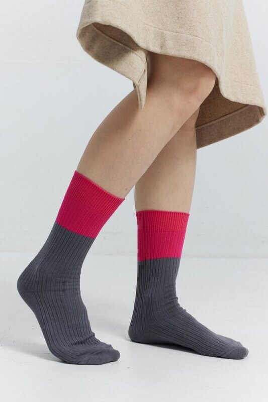 Носки из хлопка серо-малинового цвета