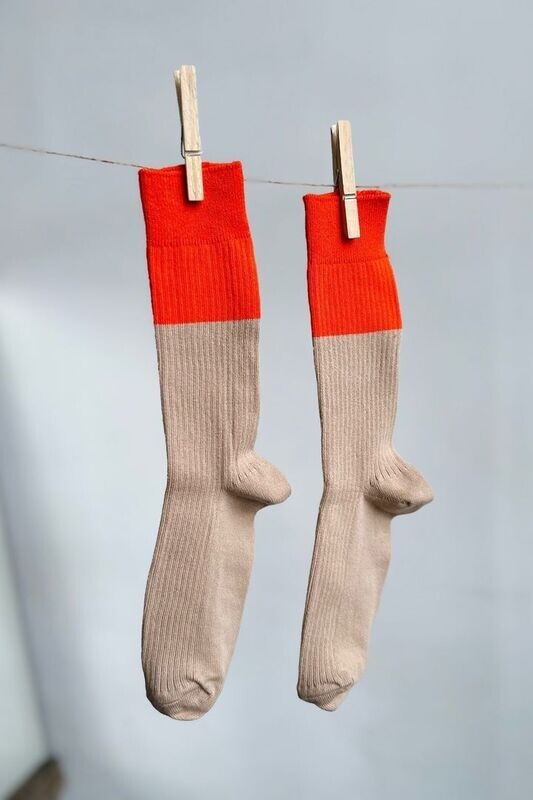Носки из хлопка бежево-морковного цвета