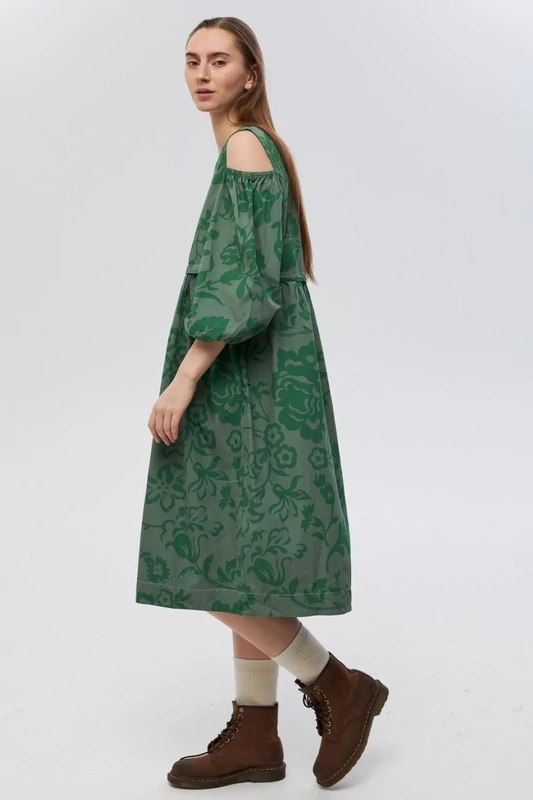 Платье с кулиской с открытыми плечами зеленое с цветами