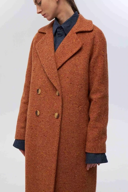 Двубортное пальто рыжего цвета в елочку