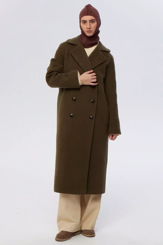 Длинное двубортное пальто цвета хаки