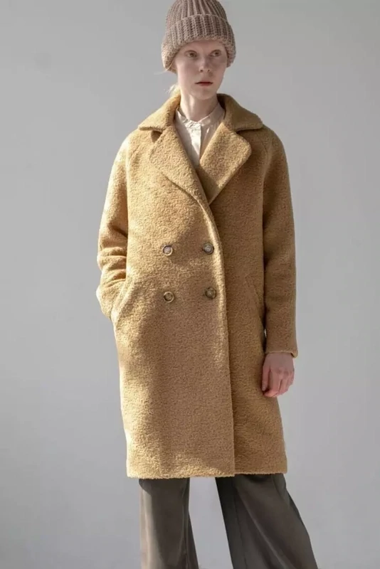 Двубортное пальто песочного цвета из шерсти
