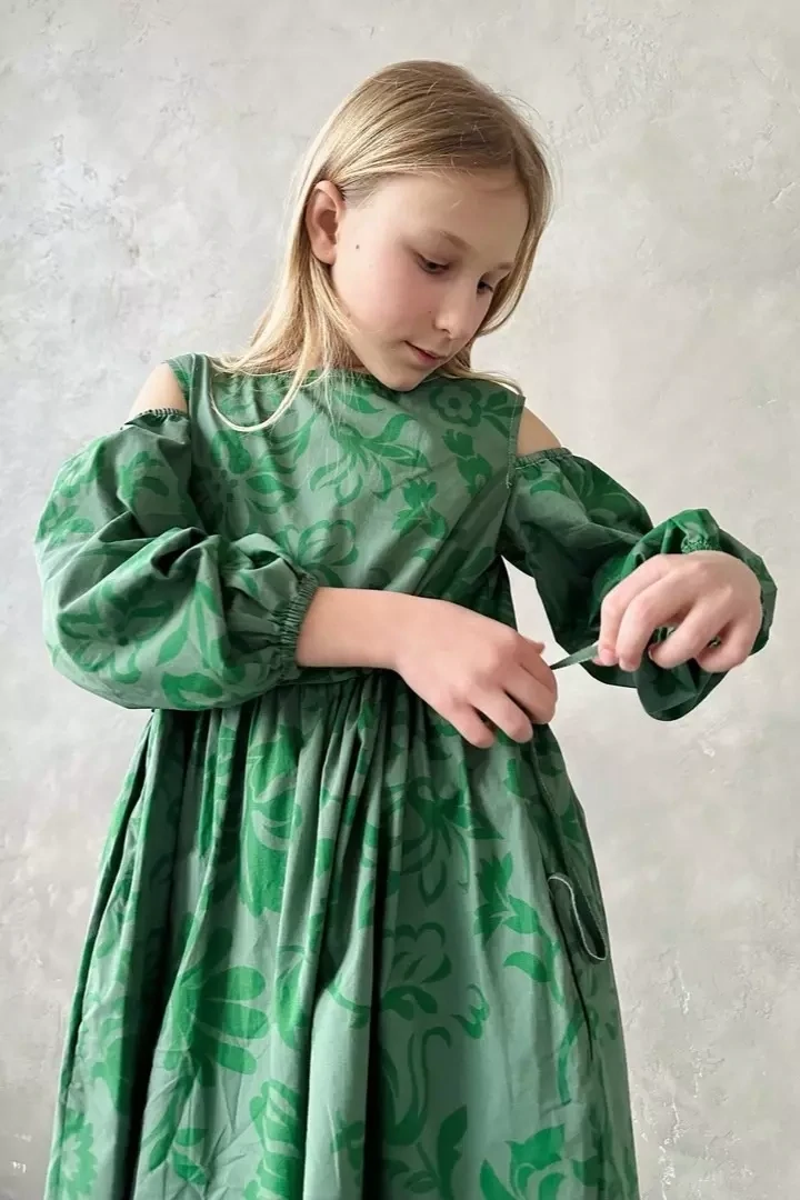 Платье с кулиской с открытыми плечами зеленое с цветами
