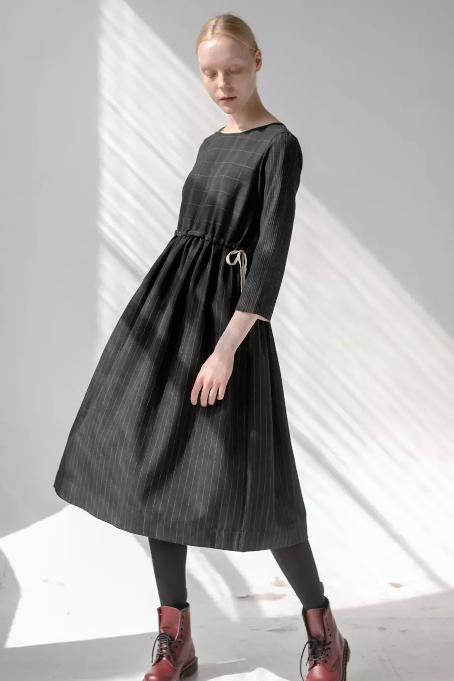 Составное темно-серое платье с кулиской в полоску и клетку