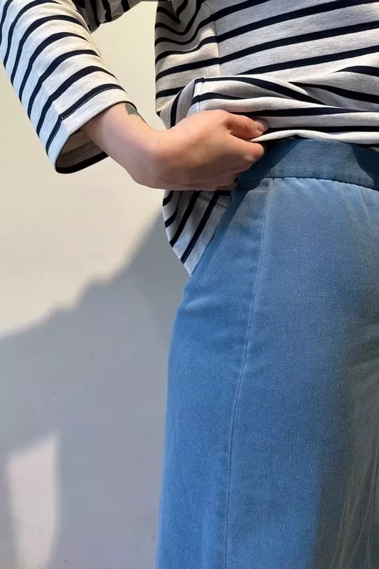 Юбка с разрезом из голубой джинсы