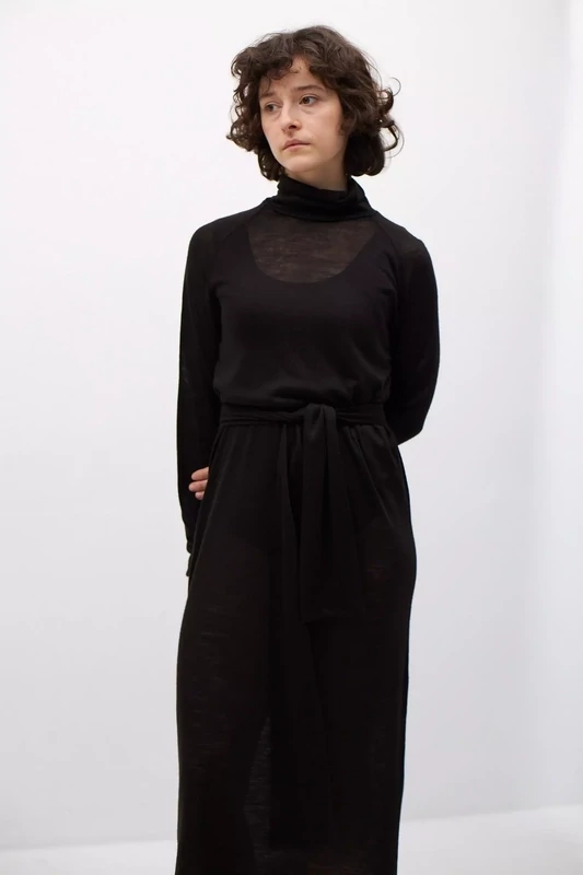Платье из трикотажа со стойкой черного цвета с поясом