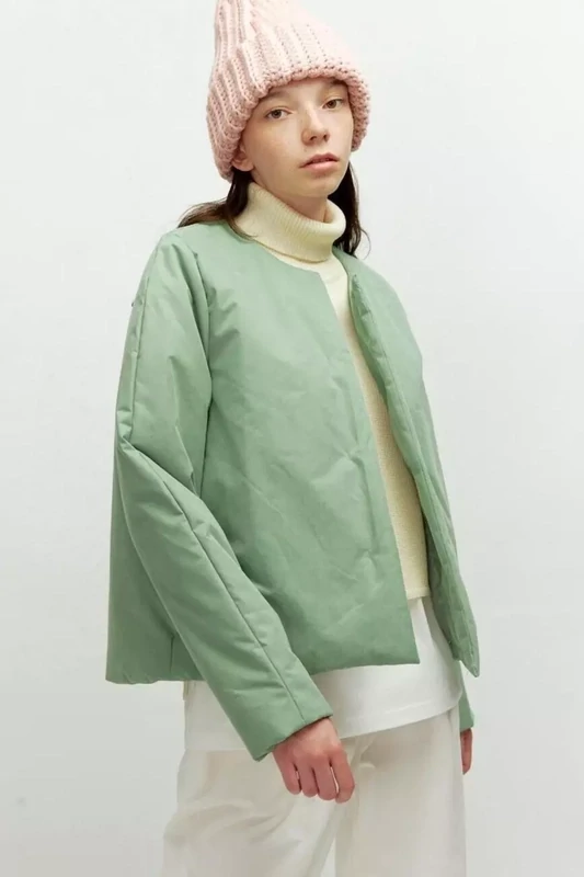 Короткая куртка зеленого цвета