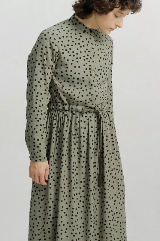 Платье на пуговицах с кулиской серо-зеленого цвета в горошек