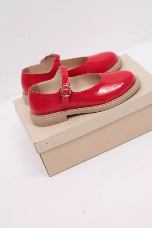 Туфли из лаковой кожи красного цвета