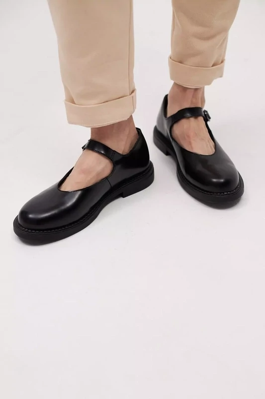Туфли из лаковой кожи черного цвета