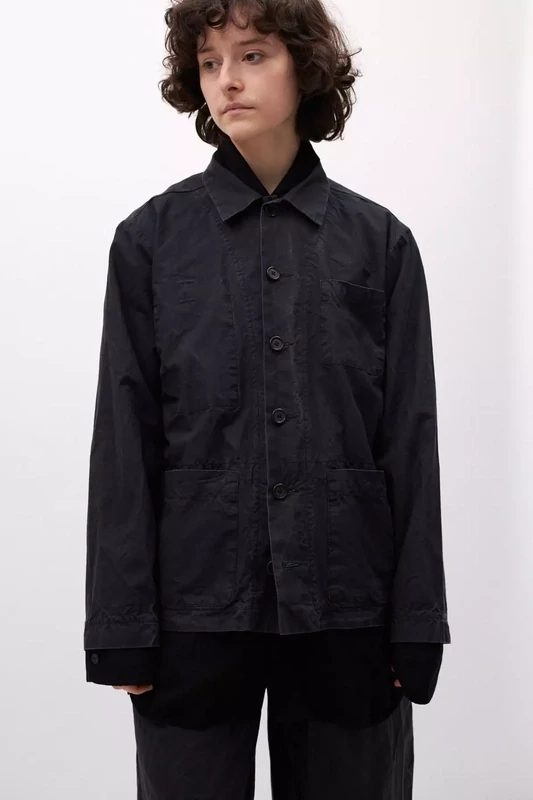 Верхняя мужская рубашка с карманами из черного вареного хлопка