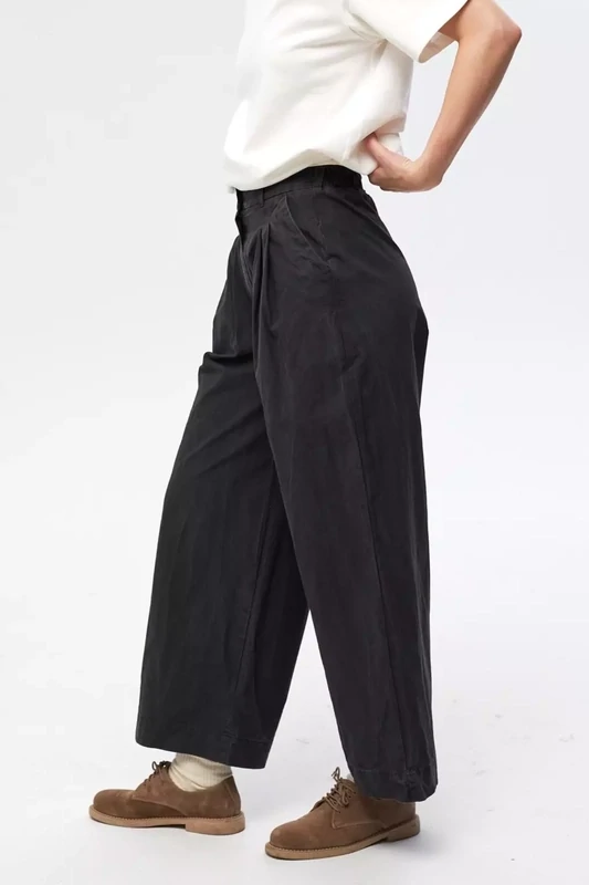 Укороченные брюки со складками из черного вареного хлопка