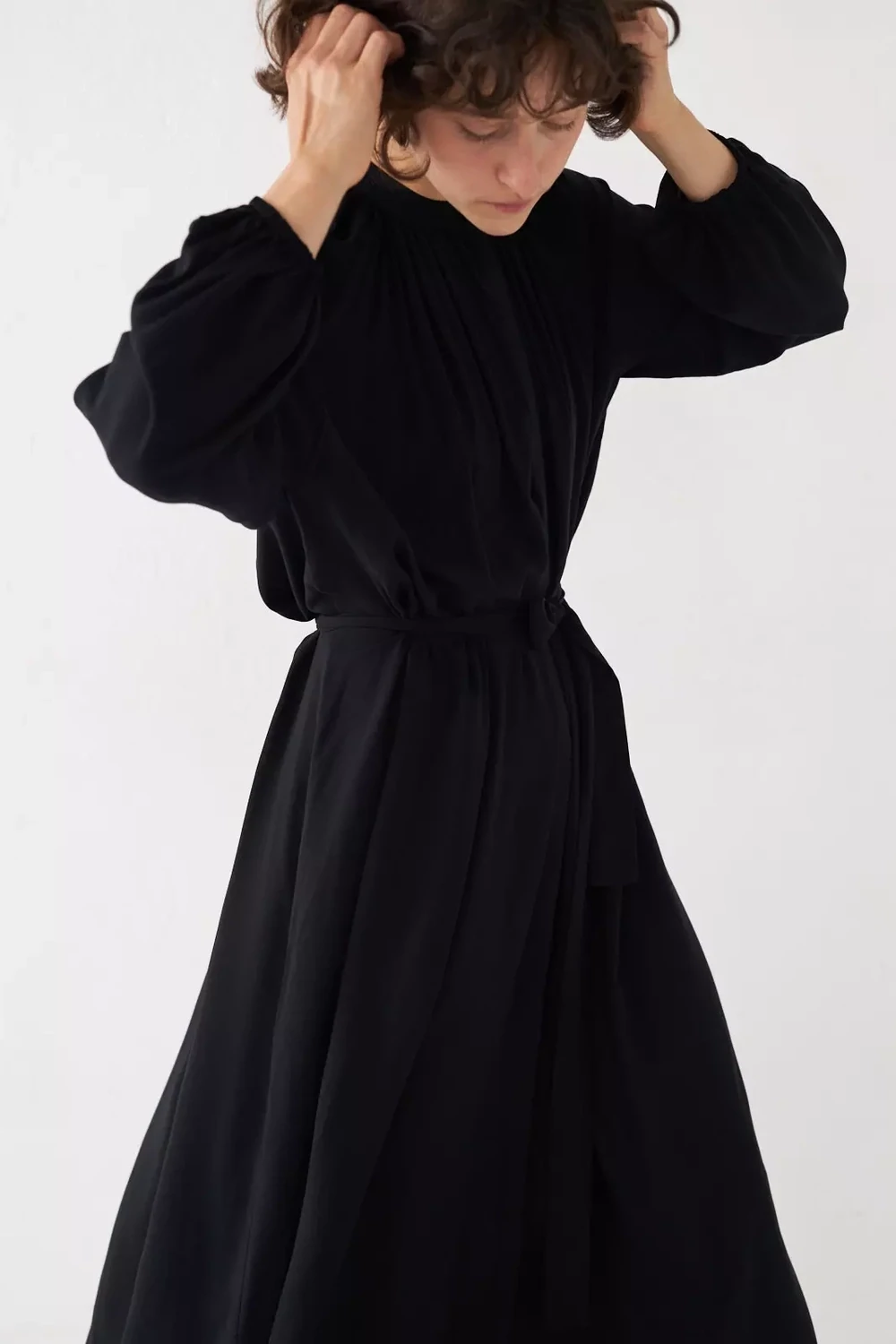 Платье со сборкой из черной вискозы