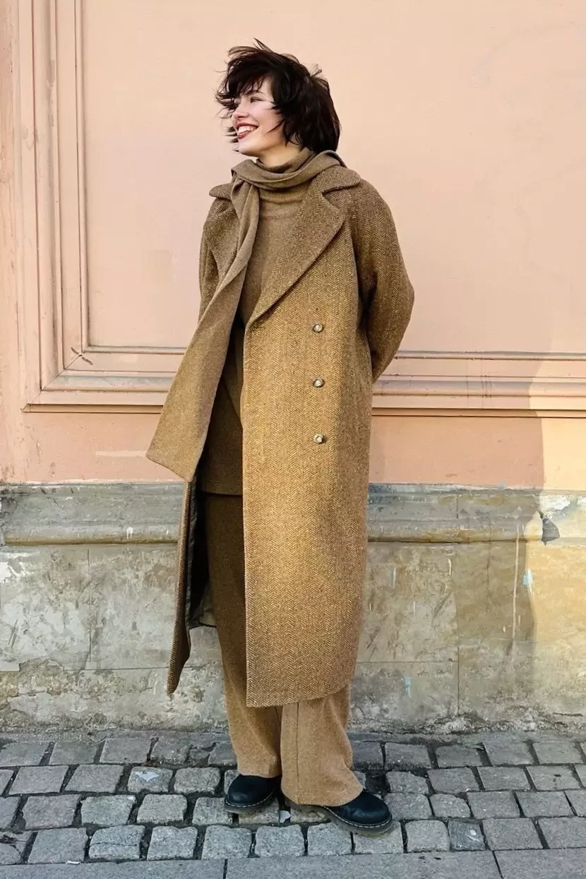 Длинное двубортное пальто в коричневую елочку