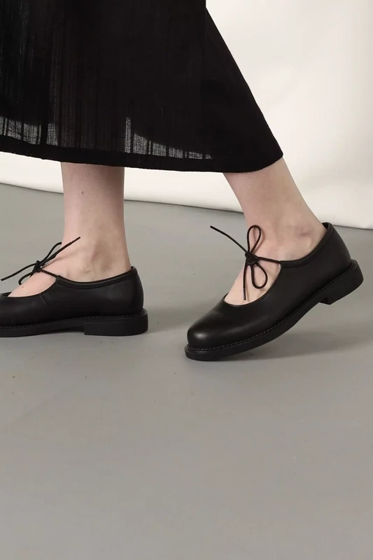 Туфли черного цвета на завязках