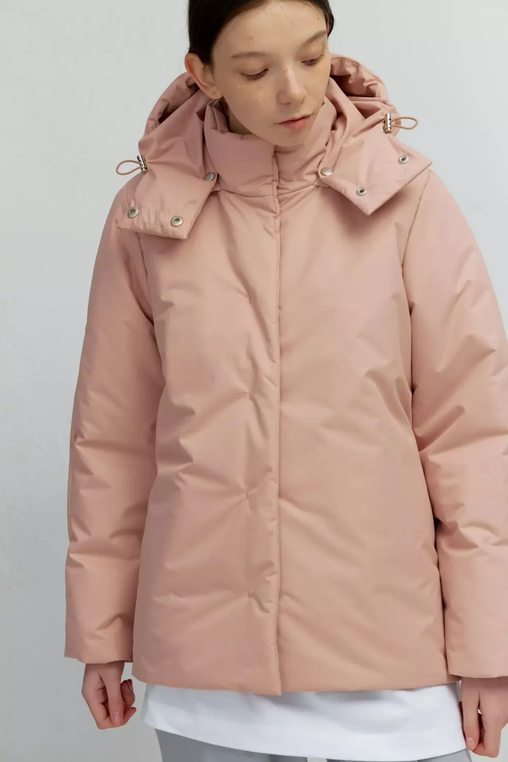 Зимняя куртка со съемным капюшоном розового цвета