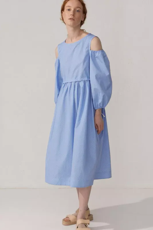 Платье с открытыми плечами с кулиской голубое в горошек