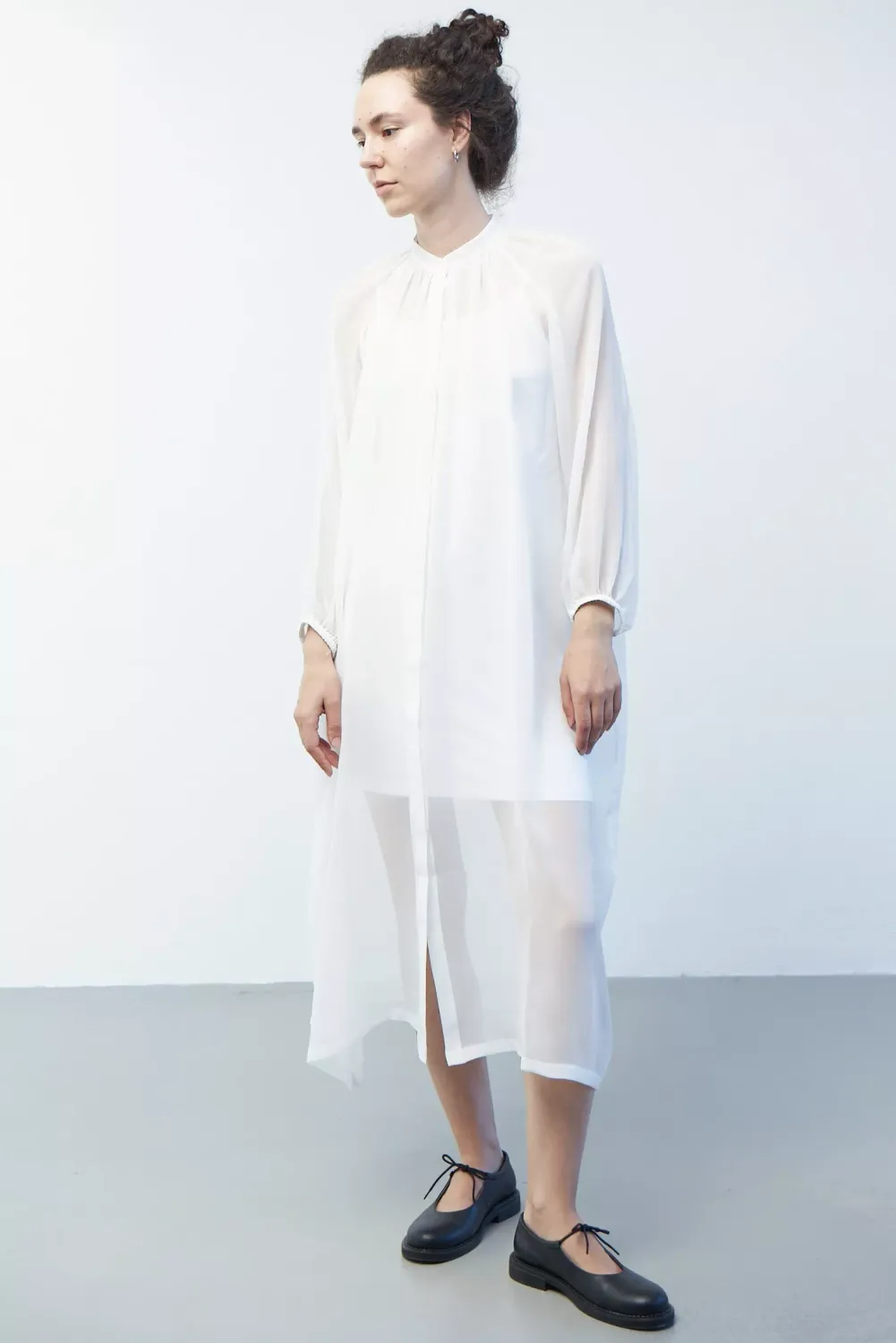 Платье со сборкой из белого шёлка , Размер: Единый размер