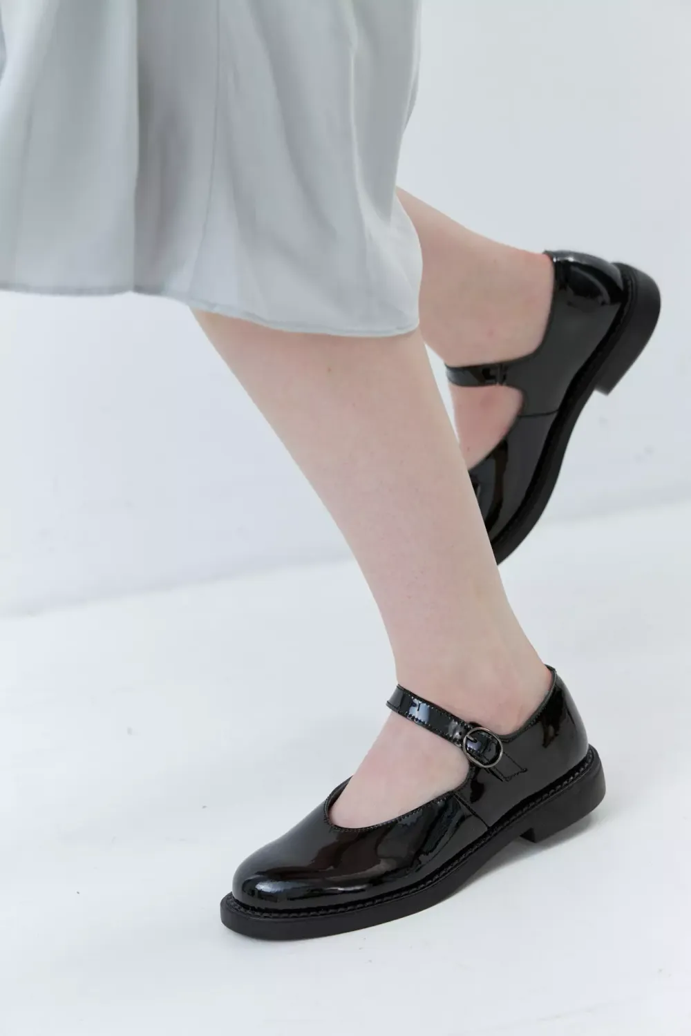 Туфли из лаковой кожи черного цвета